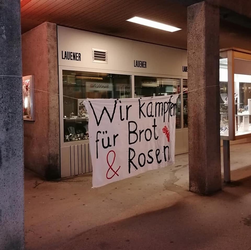 Transpi: Wir kämpfen für Brot und Rosen!